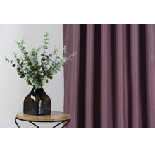 Cortină decorativă lângă o masă cu eucalipt într-o vază.