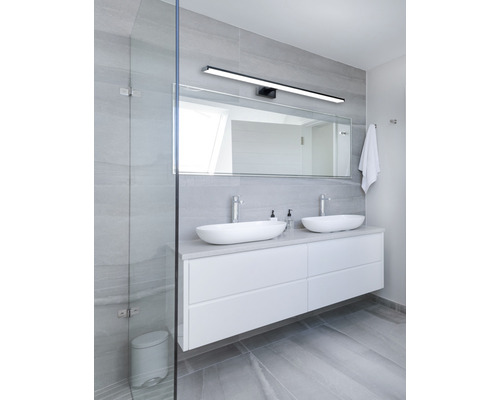 Baie modernă cu chiuvetă dublă, oglindă și corp de iluminat cu LED