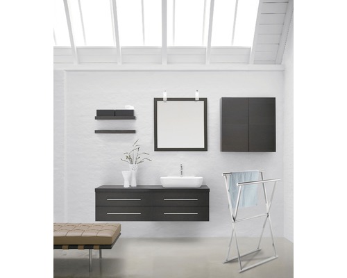 Baie cu lavoar, oglindă, dulapuri, rafturi, suport pentru prosoape și bancă