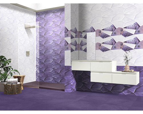 Baie modernă cu podea mov și plăci de perete texturate