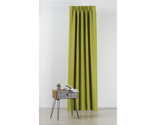 Cortină culoarea muștarului lângă o noptieră cu o carte deschisă și o plantă