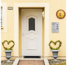 Fațada unei case cu ușă de intrare, cutie poștală și decorațiuni