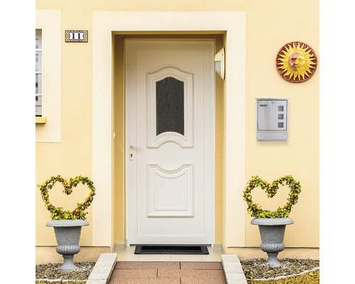 Fațada unei case cu ușă de intrare, cutie poștală și decorațiuni