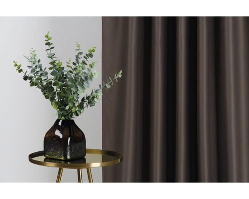 Aranjament decorativ cu perdea, masă și vază cu plante verzi