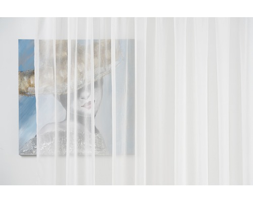 Perdea albă transparentă în fața unui tablou