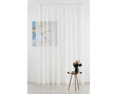 Ambianță decorativă de locuit cu perdea albă, pictură și măsuță cu flori