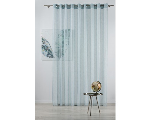 Cortină luminoasă cu suspensie cu ochiuri și obiecte decorative în cameră