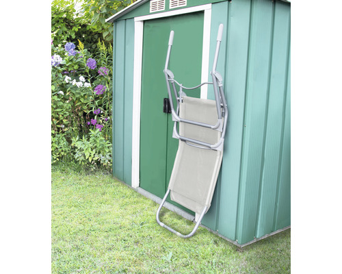 Scenă de grădină cu căsuță de grădină și șezlong pliat