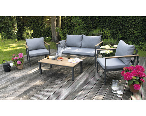 Set de mobilier de grădină cu canapea, fotolii și masă pe o terasă