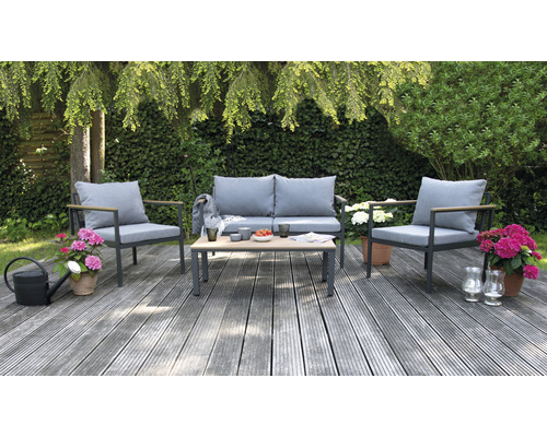 Set mobilier grădină cu canapea, fotolii și masă pe o terasă