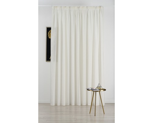 Cortină din material deschis la culoare cu prindere cu bandă de încrețire în fața unui perete