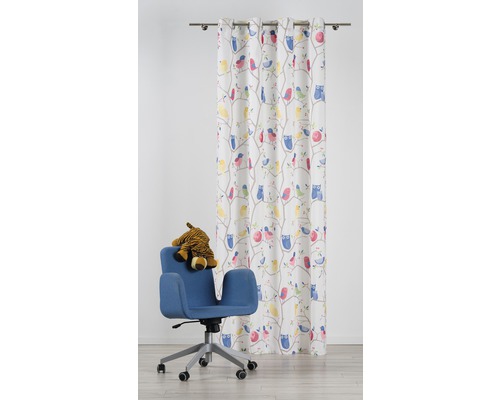 Perdea cu motiv de pasăre și un scaun de birou albastru cu o jucărie de pluș pe el