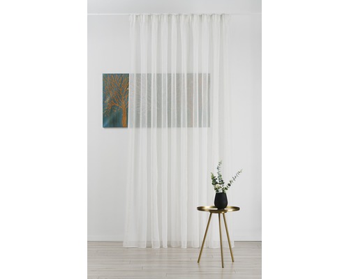 Atmosferă decorativă de locuit cu perdea, tablou și măsuță laterală