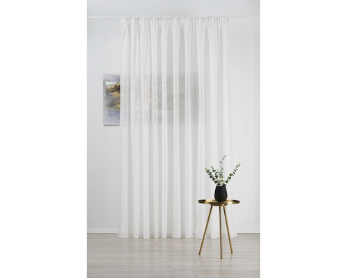 Perdea albă cu bandă de draperie într-o cameră luminoasă.