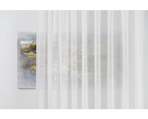 Cortină panou albă, transparentă, în sufragerie, cu o operă de artă pe perete.