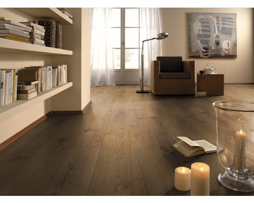 Cameră de zi cu podea din lemn, bibliotecă și colț de lectură