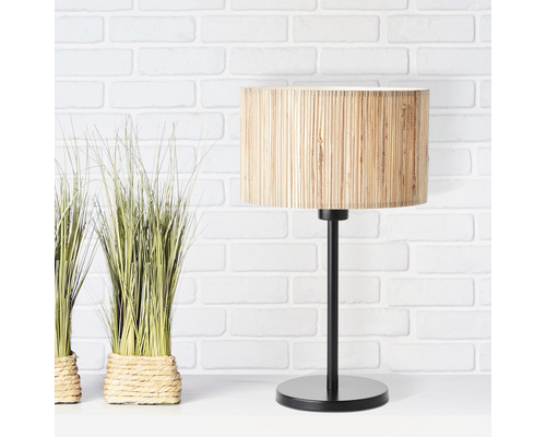Lampă de masă cu abajur din ratan și bază neagră