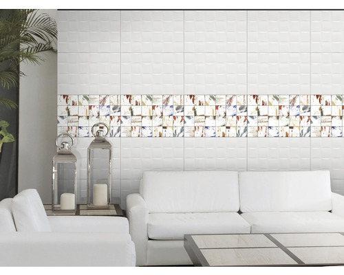 Living cu plăci de perete albe și bandă decorativă de mozaic
