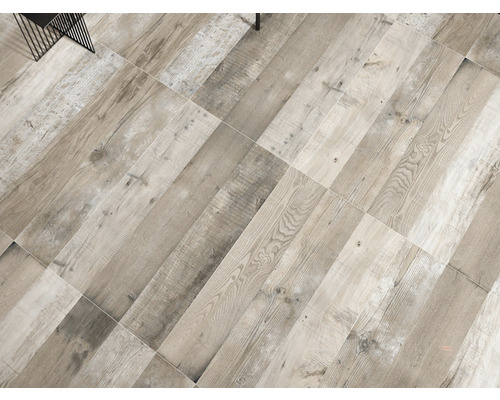Podea cu plăci ceramice cu aspect de lemn