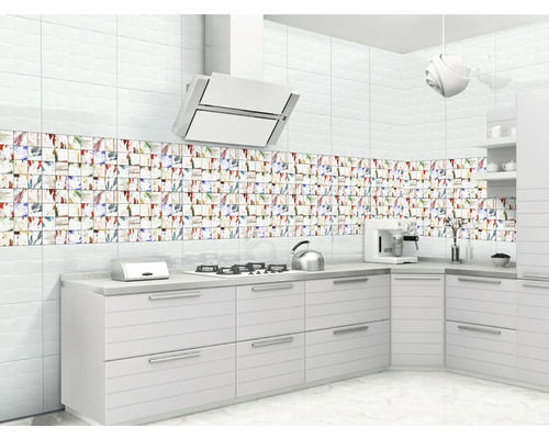 Bucătărie luminoasă cu dulapuri albe și plăci cu modele