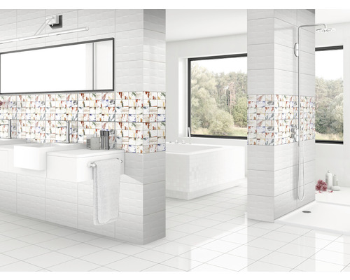 Baie luminoasă cu chiuvetă, cadă și duș, plus faianță