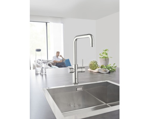 Scenă de bucătărie cu chiuvetă din oțel inoxidabil și robinet cu design modern