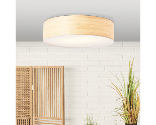 Lumină de tavan din lemn cu iluminare indirectă într-o cameră luminoasă