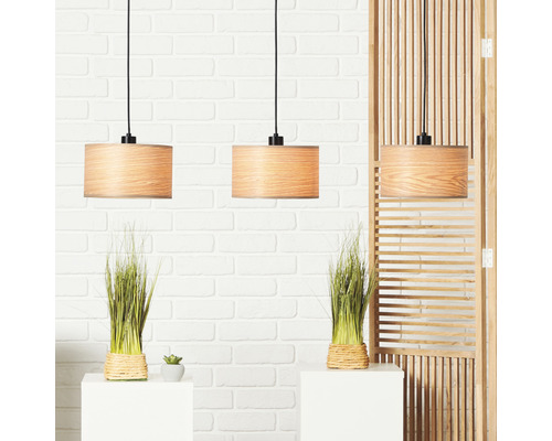 Trei lămpi suspendate cu aspect de lemn într-o cameră luminoasă.