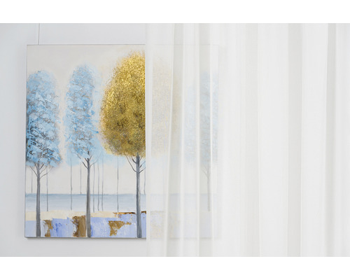 Tablou decorativ cu design de copac lângă o perdea transparentă