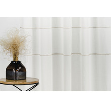 Șaluri decorative cu model de lanț în fața unei măsuțe cu decorațiuni