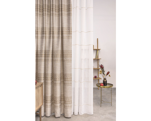 Perdele decorative într-un spațiu de locuit luminos și primitor