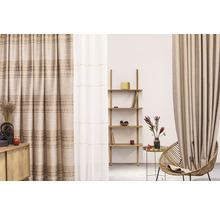 Living cu decoratiuni si perdele