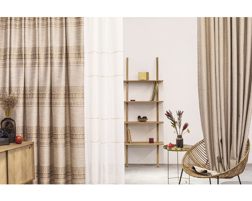 Living cu decoratiuni si perdele