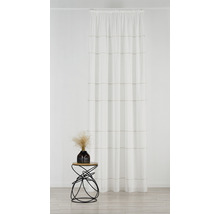 Șaluri decorative cu model în dungi în fața unui perete, lângă o măsuță laterală cu decorațiuni