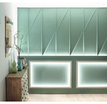 Design decorativ de perete cu panouri de perete și iluminat în hol.