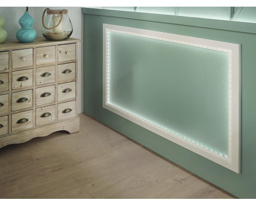 Decor decorativ de perete cu iluminare LED și comodă în stil vintage