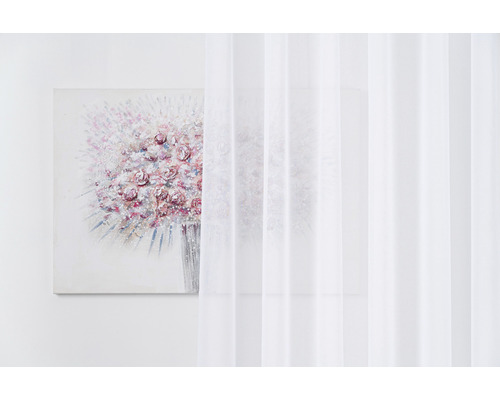 Perdea albă în fața unui tablou cu un buchet de flori