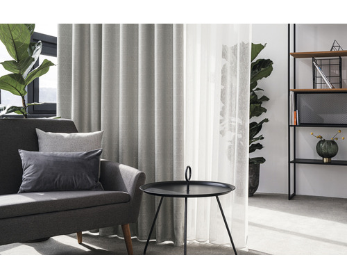 Living cu canapea, masă, raft și perdele