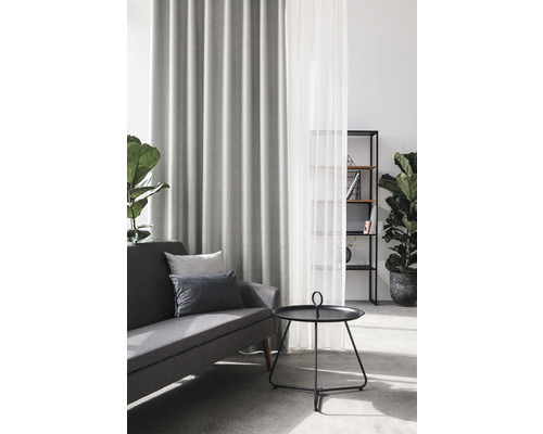 Cameră de zi cu perdea, canapea, masă și raft