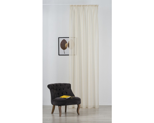 Living decorativ cu perdea și fotoliu