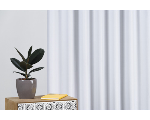 Scenă de interior cu plantă de apartament, carte și perdea decorativă