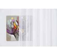 Tablou abstract decorativ lângă o perdea albă, transparentă