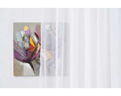 Tablou abstract decorativ lângă o perdea albă, transparentă