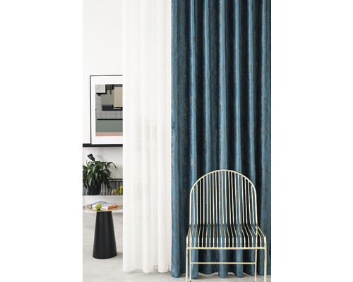 Atmosferă decorativă de locuit cu perdele și scaun.