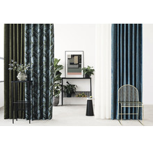 Scenă de interior cu perdele în diverse culori și modele, combinate cu decorațiuni și mobilier