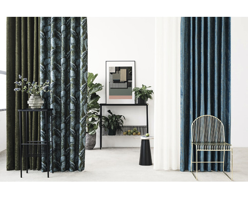 Scenă de interior cu perdele în diverse culori și modele, combinate cu decorațiuni și mobilier