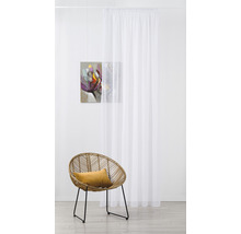 Interior decorativ cu perdea, tablou și fotoliu