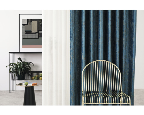 Scenă de interior cu perdele, raft, plantă, masă, tablou și scaun