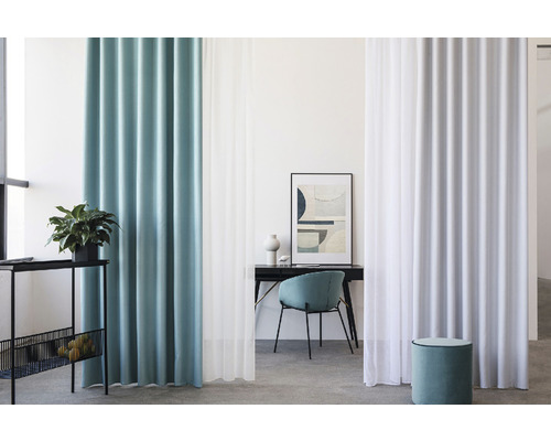 Interior luminos și modern cu perdele, masă și decorațiuni