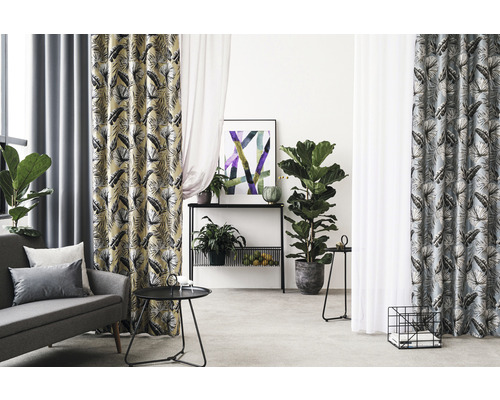 Cameră de zi cu canapea, masă și perdele cu model